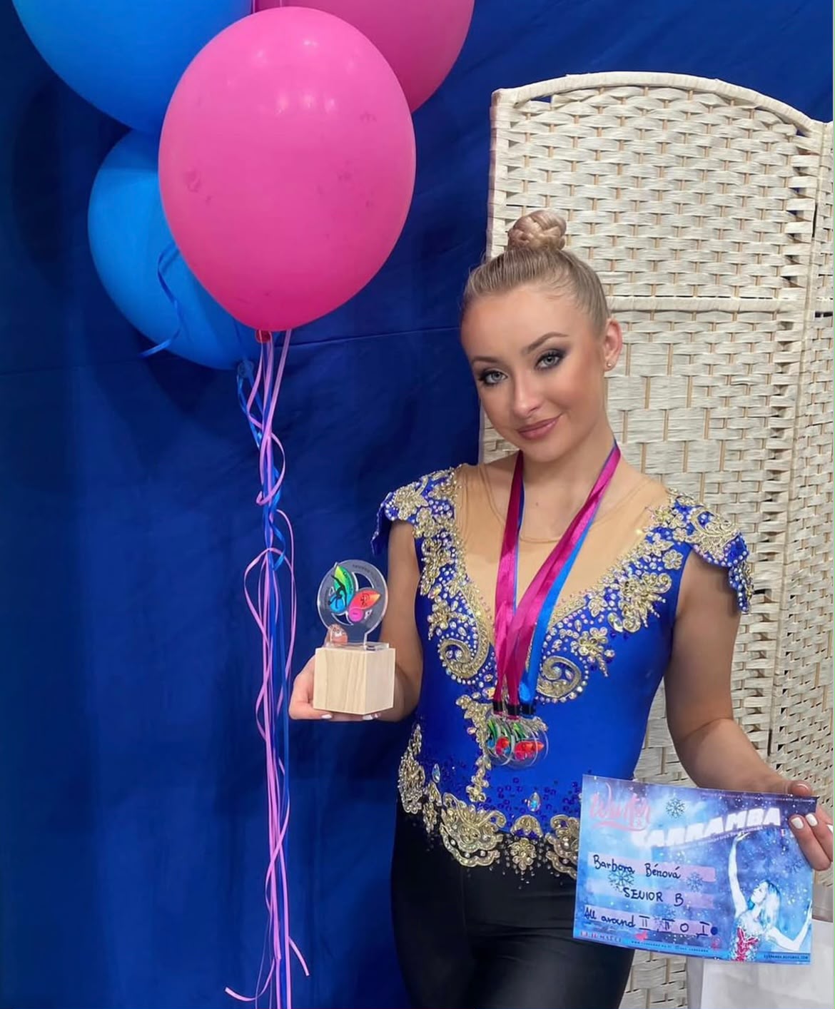 Barbora Benová s pohárem a medailí